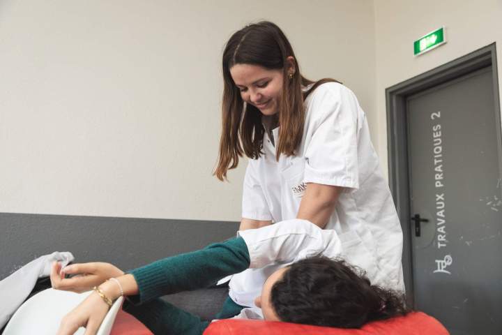 Retrouvez toutes les informations pratiques concernant l'accès à l'institut, les espaces de vie, la restauration et les services à disposition des étudiants.